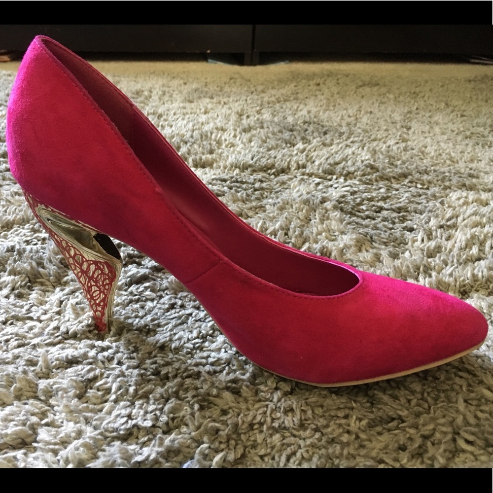 N.Y.L.A “Becka” Fuschia Suede Pumps - Picture 2 of 6